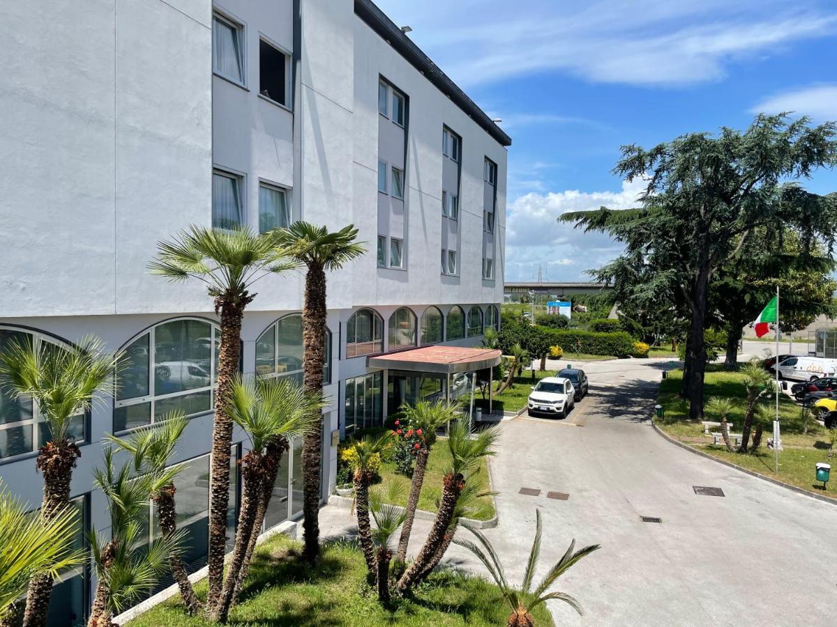 Hotel Quadrifoglio Castello di Cisterna Εξωτερικό φωτογραφία