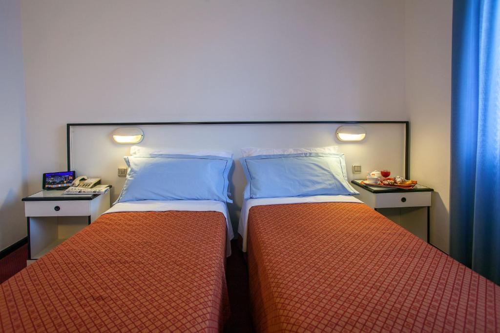 Hotel Quadrifoglio Castello di Cisterna Εξωτερικό φωτογραφία
