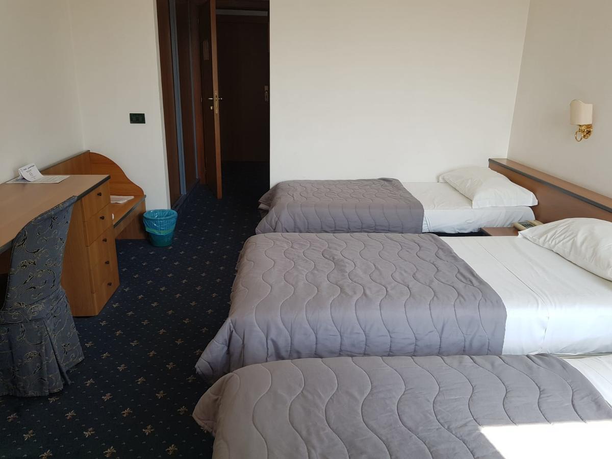 Hotel Quadrifoglio Castello di Cisterna Εξωτερικό φωτογραφία