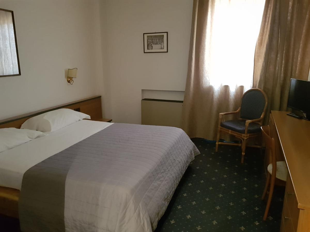 Hotel Quadrifoglio Castello di Cisterna Δωμάτιο φωτογραφία